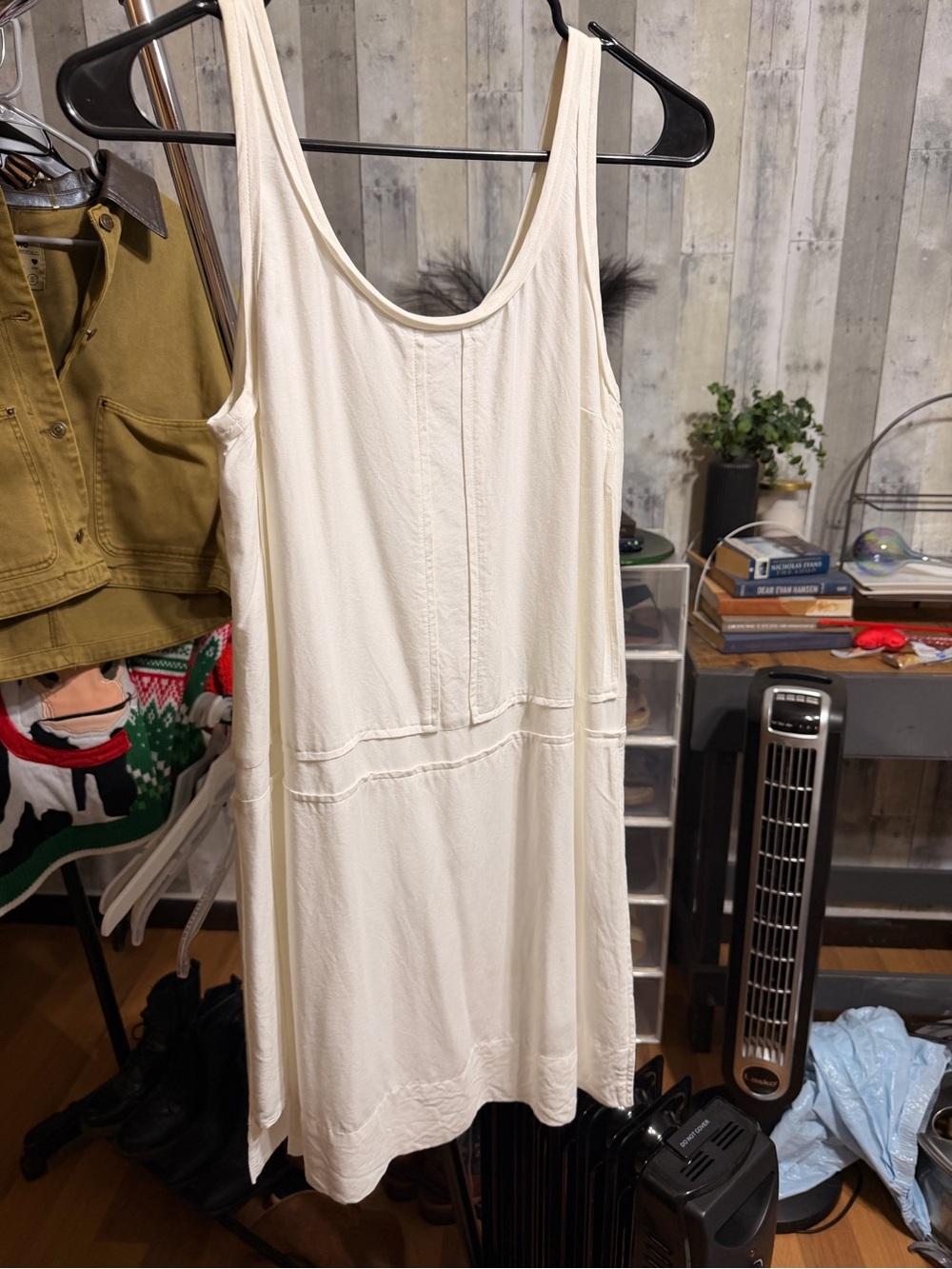 Banana Republic Cream Sleeveless Scoop Neck Dress